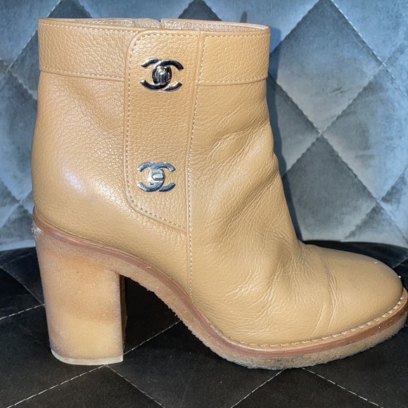 Beautiful Chanel boots! Short, beige, silver C’s - Picture 9 of 15